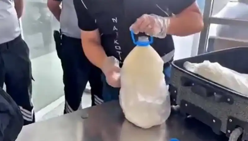 Havalimanında Süt Şişesi İçinde 12 Kilo 800 Gram Uyuşturucu Ele Geçirildi!