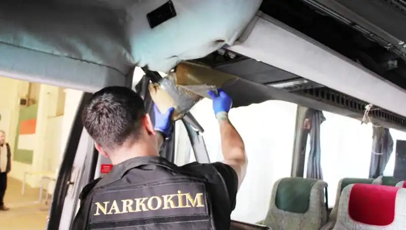 Sınır Geçişinde Şok: Otobüste 77 Kilo Uyuşturucu Ele Geçirildi!