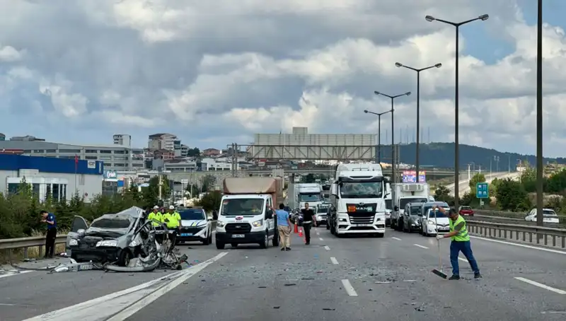 Otoyolda Korkunç Kaza: Üç Kişi Araçta Sıkıştı, Trafik Felç Oldu