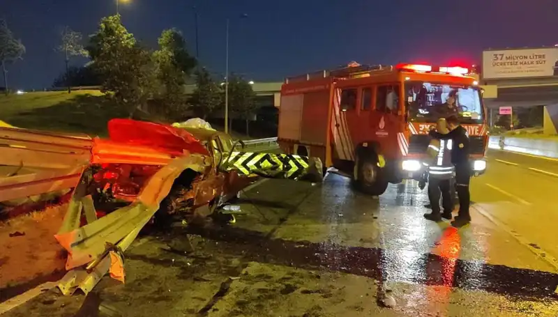 Otomobille Bariyer Arasında Kalan Sürücünün Durumu Ciddiyetini Koruyor