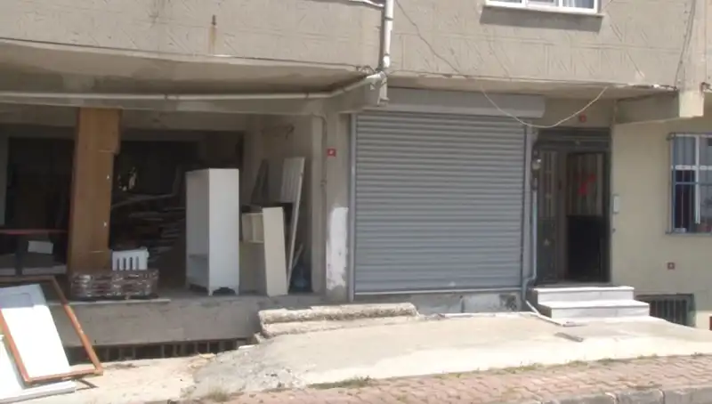 Kiracıları Çıldıran Bina Sahibi: Ayakkabılar Çalınıyor, Camlara Taş Atılıyor!