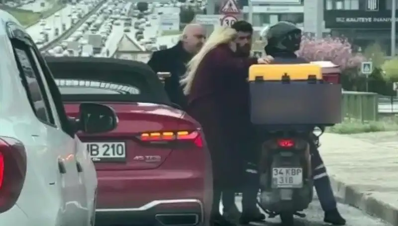 D-100'de Korku Dolu Anlar: Motokuryeye Silah Çeken Sürücü Olayı Yaşandı