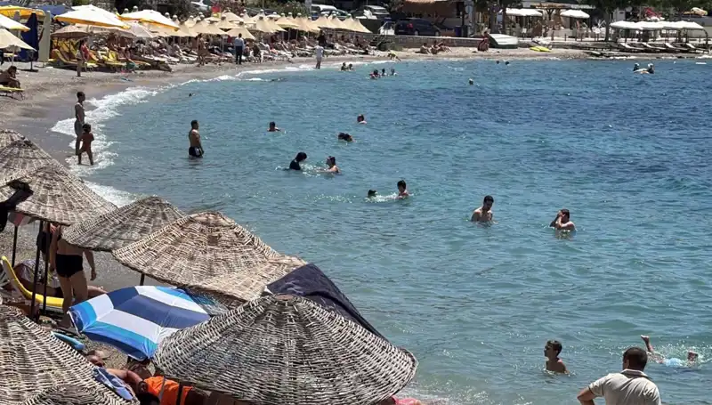 Sıcak Hava Dalgası Vurdu: Plajlar Dolup Taşarken Hava 36 Dereceyi Buldu
