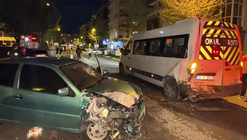 İstanbul'da Otomobil Servis Minibüsüne Çarptı: Altı Kişi Yaralandı