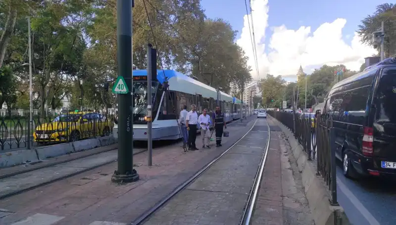 Beyoğlu'nda Tramvay Kazası: Yayalar Arasında Panik Yaratan Olay!