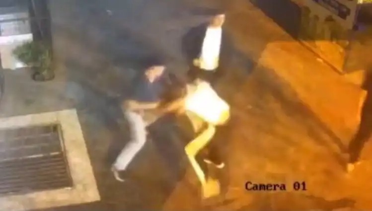 İstanbul Sokaklarında Tekmeli Yumruklu Kavga İnanılmaz Anlara Sahne Oldu