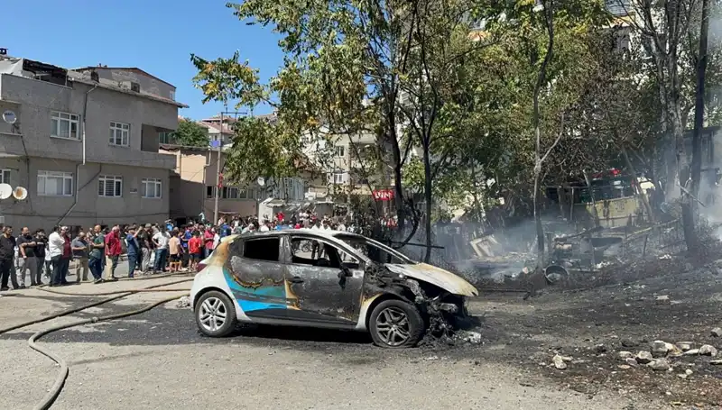 Gecekonduda Yangın: Araç Alev Alev Oldu, Korku Dolu Anlar Yaşandı