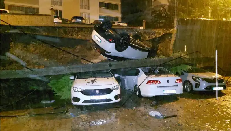 Şok Edici Olay: Duvar Çöktü, 4 Araç Kullanılamaz Hale Geldi!