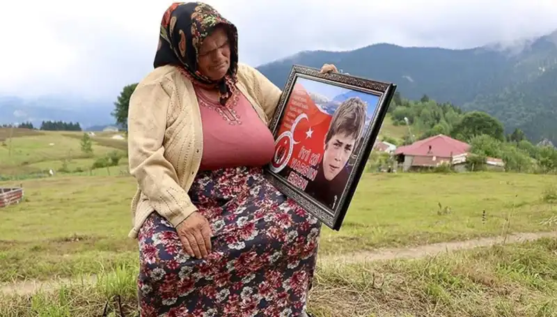 DEM Parti’den Duygusal Bayram Mesajı: Eren Bülbül'ün Annesine Destek Ziyareti
