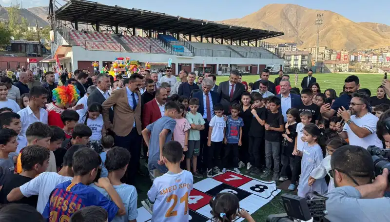 Hakkari'de Coşkuyla Başlayan Anadolu Şenliği Renkli Görüntülerle Dolu